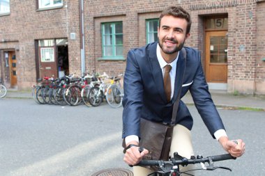 İşe bisikletle giden yakışıklı iş adamı 