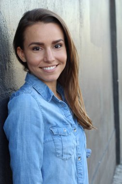 Gülümseyen genç bir kadının portresi