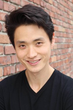 Sokaktaki yakışıklı Asyalı genç adamın yakın plan portresi.