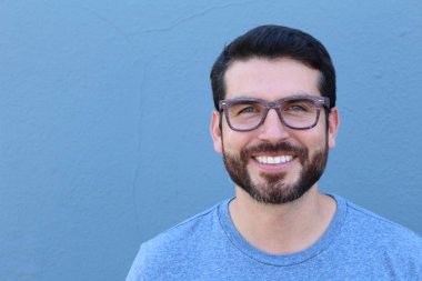 Yakışıklı esmer, sakallı adam, yakın plan kadın doktoru.