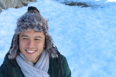 Sıcak giyimli etnik bir adam.