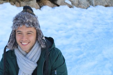 Eskimo erkek telefonla ararken gülümsüyor