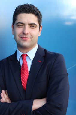 Siyah ceketli, kırmızı kravatlı yakışıklı iş adamının yakın plan portresi.