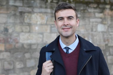 Fotokopi alanı ile gülümseyen yakışıklı iş adamı