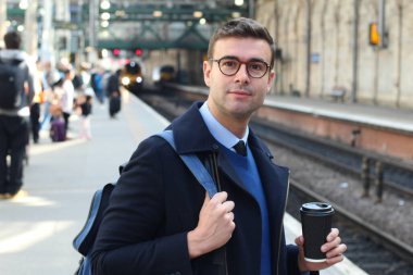 İş adamı retro tren istasyonunda yürüyor