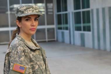 Fotokopi aletiyle gülümseyen askeri kadın