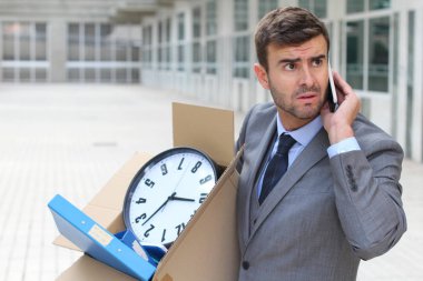 Depresyondaki işadamı eşyalarını taşıyor.