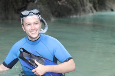 Okyanus mağarasında gülümseyen dalgıç