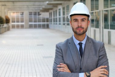 Yakışıklı genç iş adamının sokak şapkalı portresi.