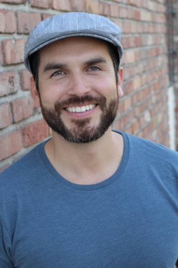 Duvarın arkasında duran genç ve şık sakallı portresi 