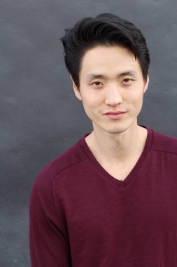 Tarafsız ifadeli Asyalı adam. Yakın plan.