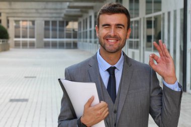 Yakışıklı, zarif bir adam gülümsüyor ve güzel jest yapıyor. 