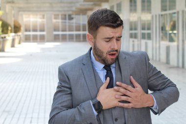 Sokakta gri takım elbiseli yakışıklı genç işadamının yakın plan portresi.