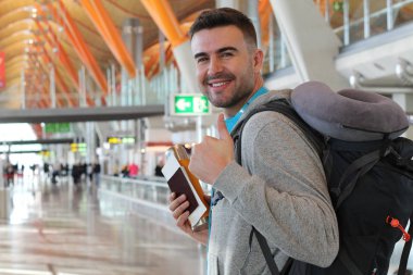 Gemiye binmek üzere olan mutlu gezgin. Genç adam ayrılıyor. 