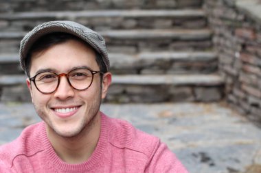 Yakışıklı genç bir adamın sokak kıyafetleri içinde yakın plan portresi.