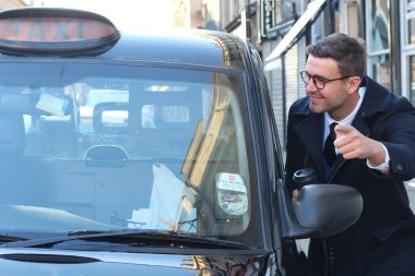 Sokakta taksiye binen yakışıklı genç adamın yakın plan portresi.