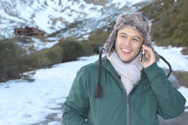Eskimo erkek telefonla ararken gülümsüyor
