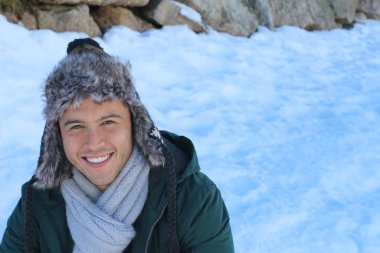 Sıcak giyimli etnik bir adam.