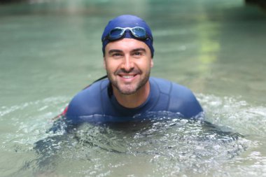 Okyanus mağarasında gülümseyen dalgıç