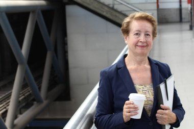 Şehir trafiğinde sarışın kıdemli iş kadını