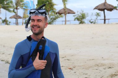 Kumsaldan gülümseyen bir adam