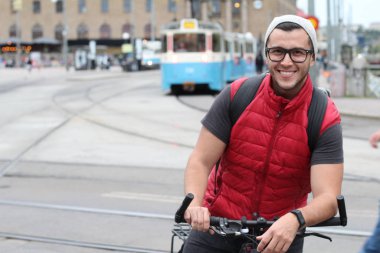 Şehirde mutlu bir bisikletçi.