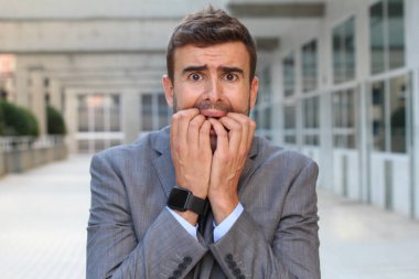 Ofiste çığlık atan bir iş adamı.