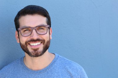 Yakışıklı esmer, sakallı adam, yakın plan kadın doktoru.