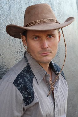 Kovboy şapkalı yakışıklı genç adamın yakın plan portresi.