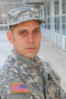 Sokaktaki yakışıklı genç askerin yakın plan portresi