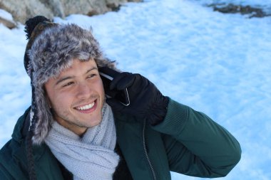 Eskimo erkek telefonla ararken gülümsüyor