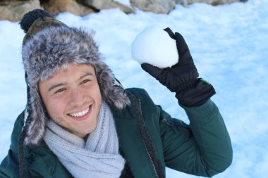 Oyuncu erkek bir kartopu atmak üzere.