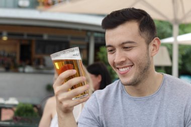 Yakışıklı erkek soğuk bir bardak birayla tezahürat yapıyor.
