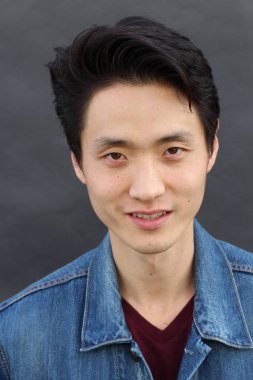 Tarafsız ifadeli Asyalı adam. Yakın plan.