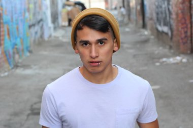 Piercing ve bereli genç bir erkek.