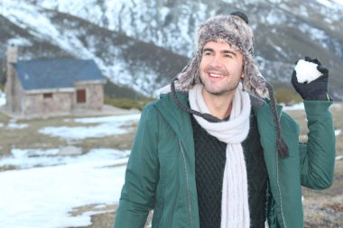 Oyuncu erkek bir kartopu atmak üzere.