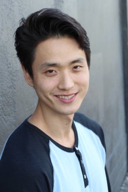 Tarafsız ifadeli Asyalı adam. Yakın plan.