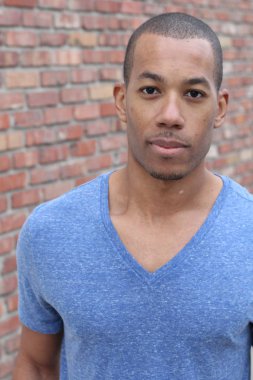 Sokaktaki yakışıklı Afro-Amerikan adamın yakın plan portresi.