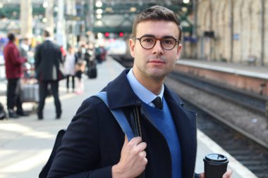 İş adamı retro tren istasyonunda yürüyor