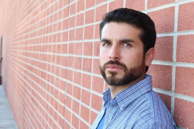 Duvarın arkasında duran genç ve şık sakallı portresi 