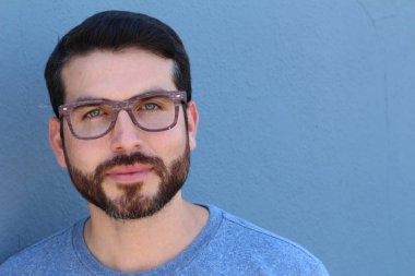 Yakışıklı esmer, sakallı adam, yakın plan kadın doktoru.