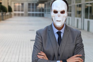 Caddedeki cadılar bayramı kafatası maskeli yakışıklı genç işadamının yakın plan portresi.