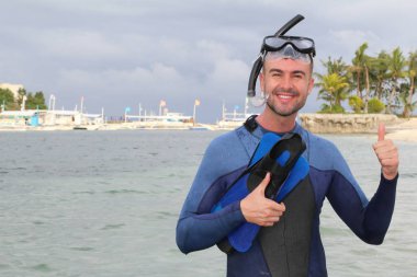 Kumsaldan gülümseyen bir adam