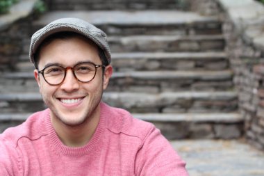 Yakışıklı genç bir adamın sokak kıyafetleri içinde yakın plan portresi.