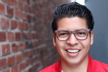 Yakışıklı Latin bir adamın sokak kıyafetleri içinde yakın plan portresi.