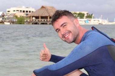 Kumsaldan gülümseyen bir adam