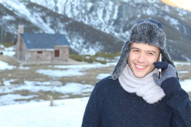 Eskimo erkek telefonla ararken gülümsüyor