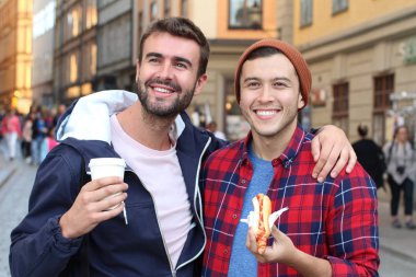 Güzel homoseksüel çift şehir sokaklarında geziniyor.