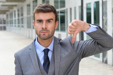 Zalim adam sert bir şekilde reddediyor.