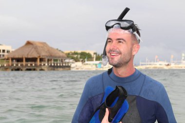 Kumsaldan gülümseyen bir adam